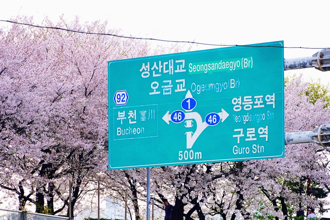 Map of Seoul with travel budget icons and Korean won currency symbols